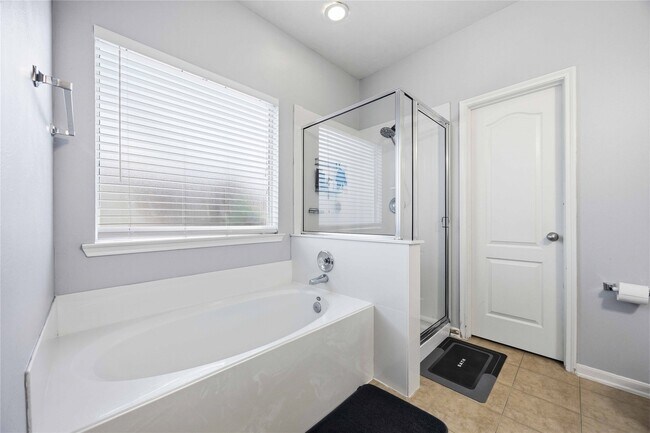 Building Photo - 10634 Kentington Oak Dr