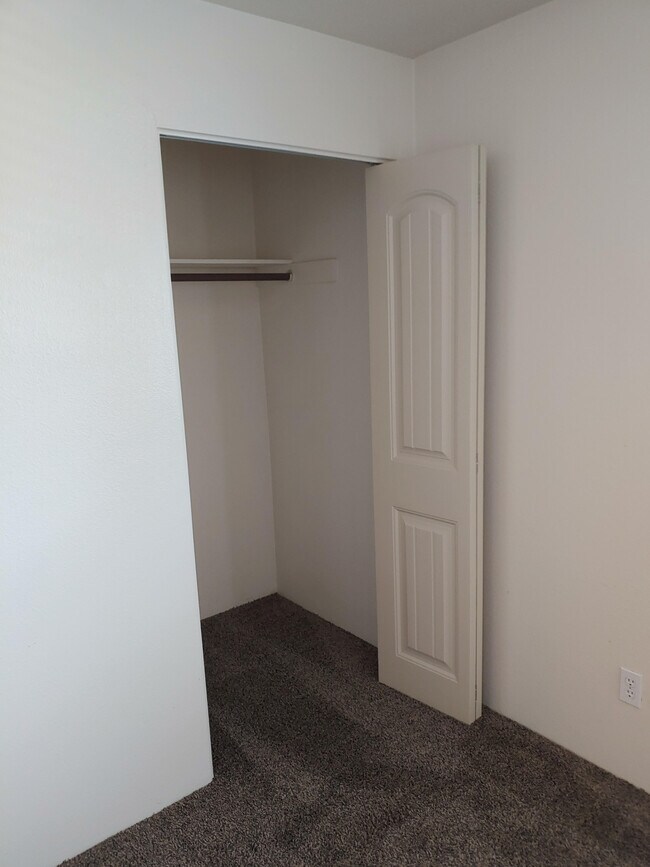 Building Photo - 823 S Cole Rd