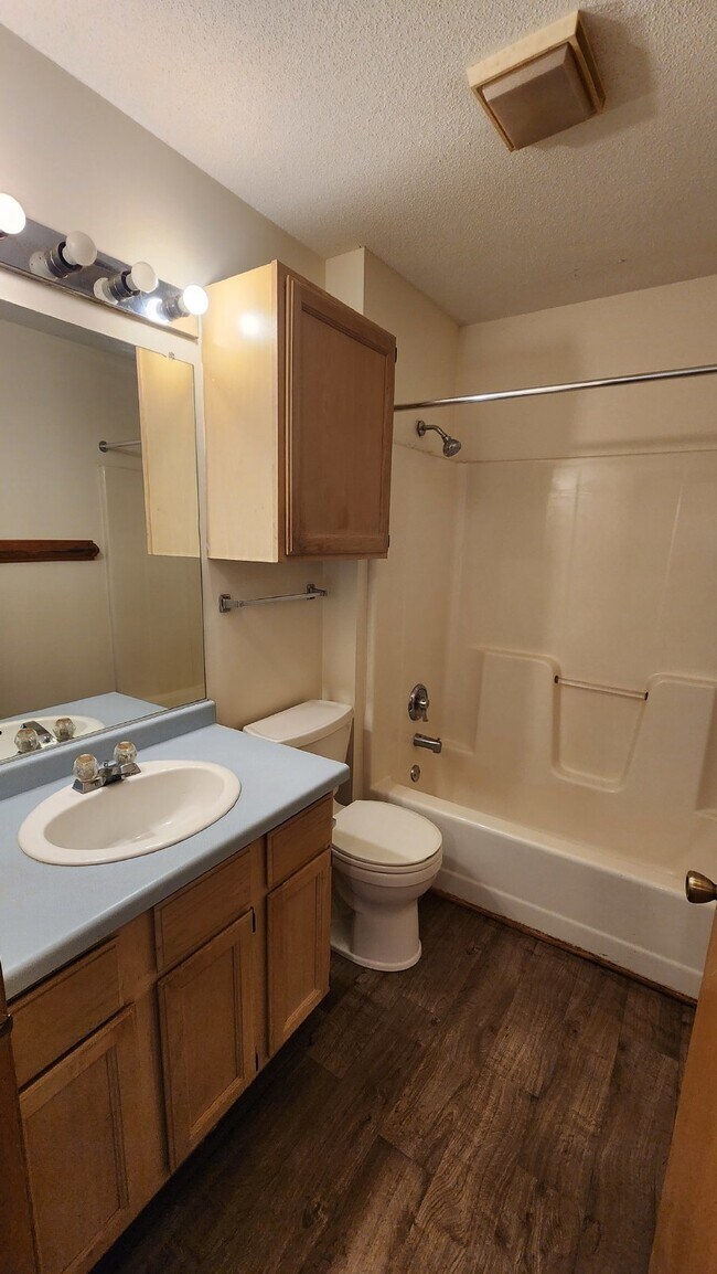 Building Photo - 2 Bedroom, 1 1/2 Bathrooms With Attached Garage! Available May 1st!