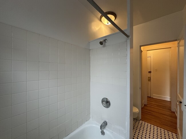 Building Photo - 960 W Cornelia Ave