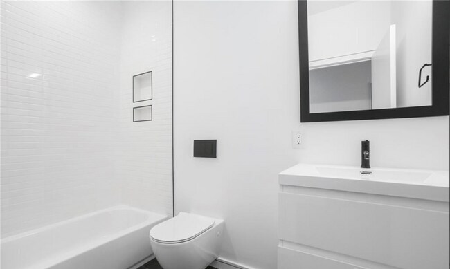 Building Photo - 2108 Roslyn Ave