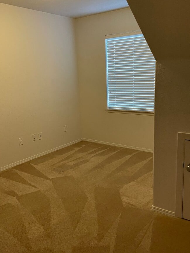 Building Photo - Holiday Move-in Special! 3br/3ba Townhouse near 170th ave MAX station