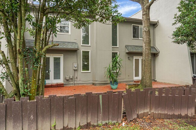 Building Photo - Spacious, Newly Renovated Villa Overlookin...