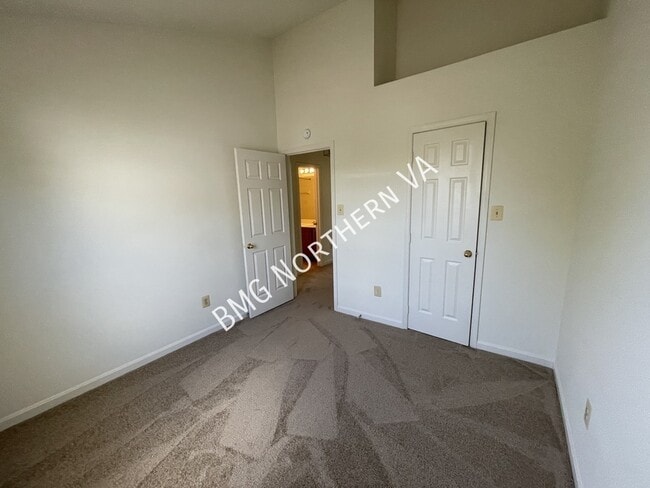 Building Photo - 865 Tall Oaks Square