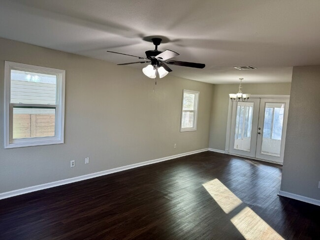 Building Photo - FRESHLY PAINTED 4 bedroom home in Lynn Haven!