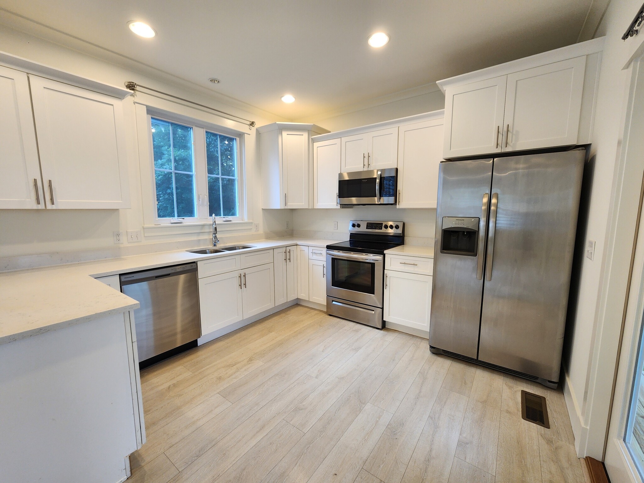 Building Photo - 425 Juniper Dr