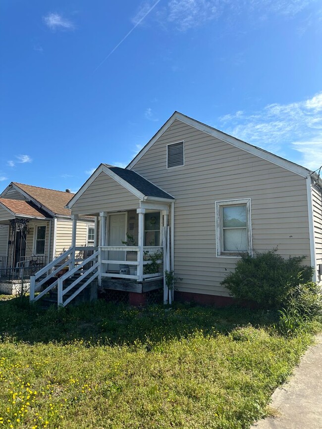 Building Photo - 2 bed house with big yard in Petersburg Va!