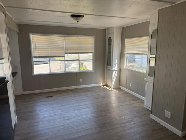 Building Photo - 2737 W Washington Center Rd