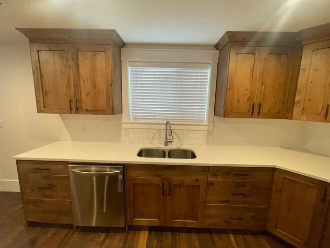 Building Photo - Spacious 1-Bedroom Apartment – North Salt Lake