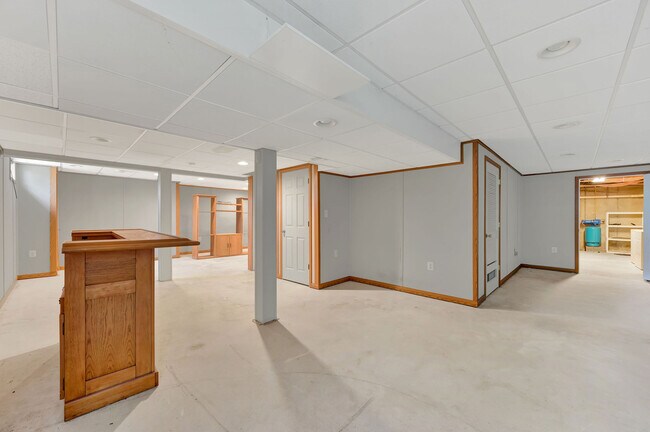Building Photo - 270 Oaknoll Ave