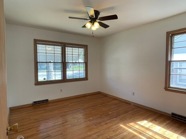 Building Photo - {731} Convenient Location + Full basement + 2 Car Tandem Garage