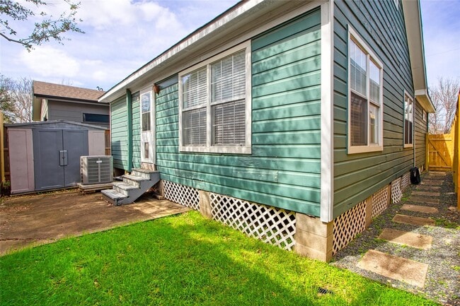 Building Photo - 905 Kern St