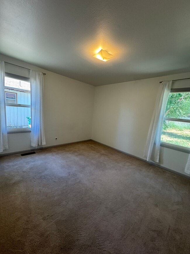 Building Photo - 2 bed 1 bath with large attached garage and fenced yard