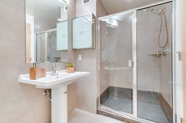 Building Photo - Logan Circle Condo | 2 Bed | 2 Bath | 1,000 Sf | 1 Garage Parking Space