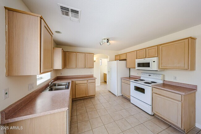 Building Photo - 7315 W Fleetwood Ln