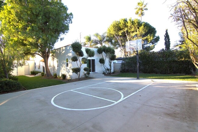 Building Photo - 8806 Haskell Ave