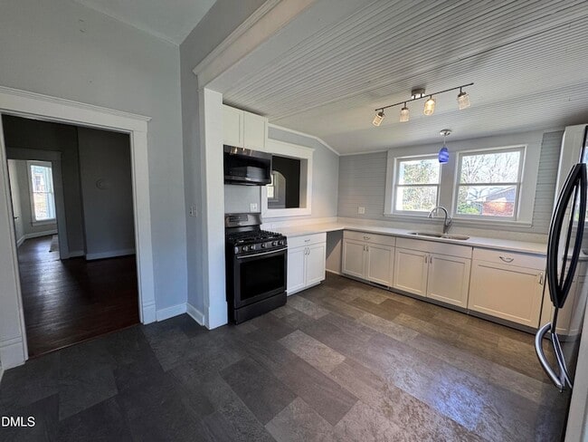 Building Photo - 483 W Salisbury St