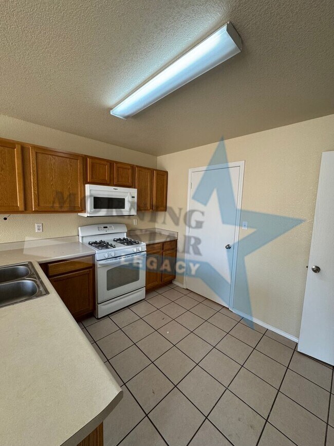 Building Photo - LARGE 4 bed home!