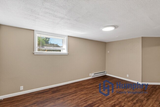 Building Photo - Bottom unit of Duplex