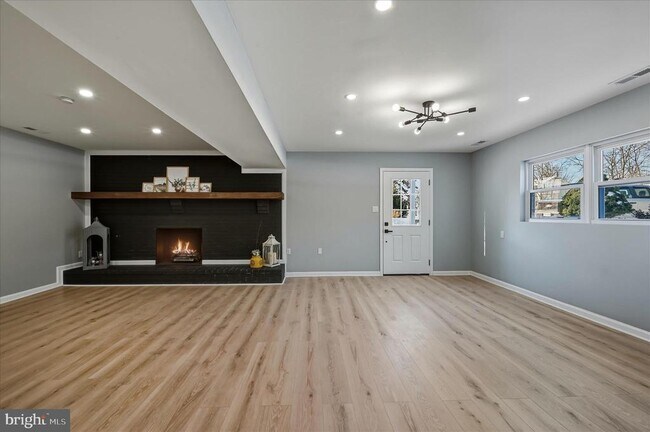 Building Photo - 110 Elaine Dr