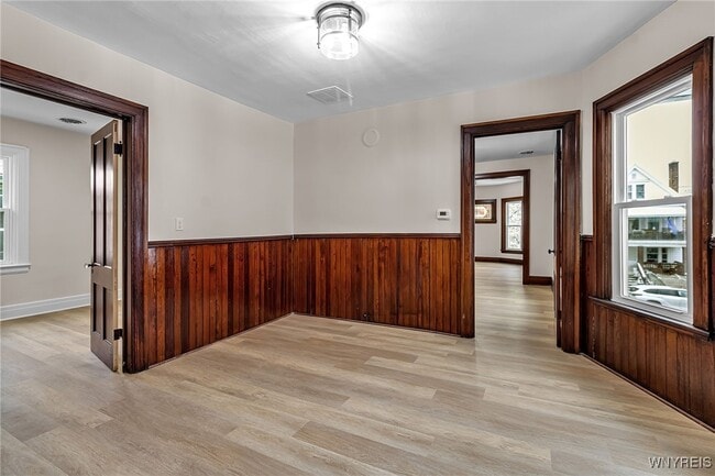 Building Photo - 404 Parkdale Ave