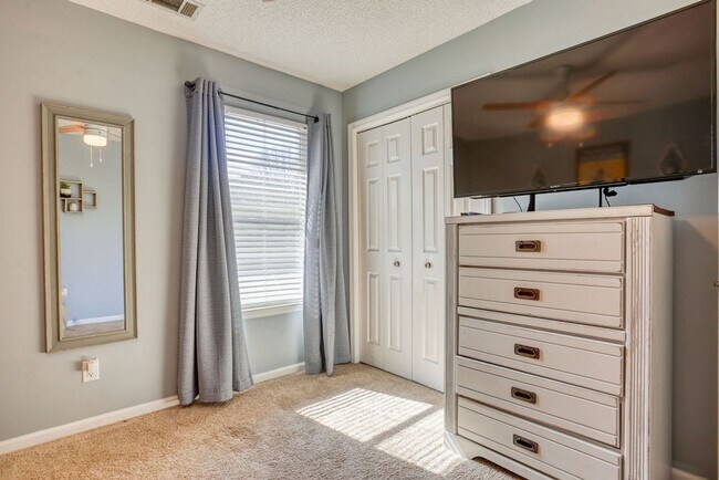 Building Photo - 3 BED | 3 BATH | POOLER | FURNISHED