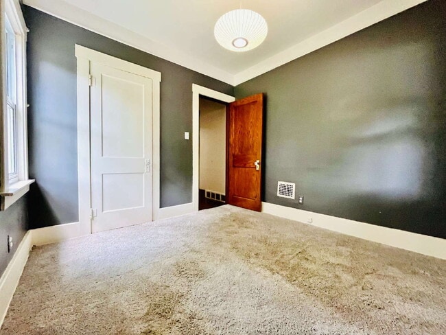 Building Photo - Charming 2-Bedroom Gem in Royal Oak – Walking Distance to Downtown!