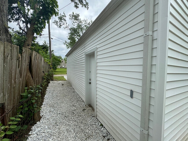 Building Photo - 1140 Osage Ave
