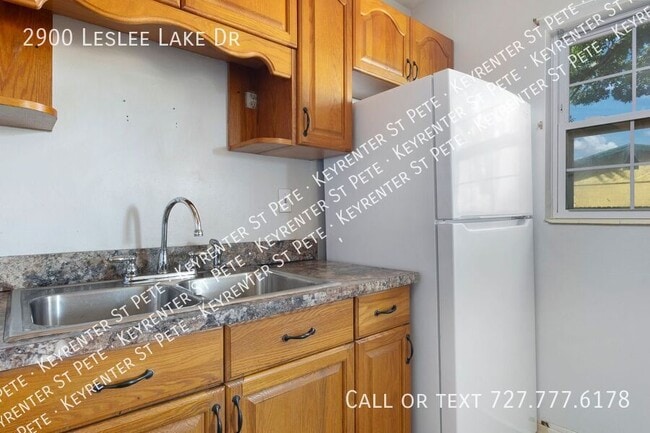 Building Photo - 2900 Leslee Lake Dr N