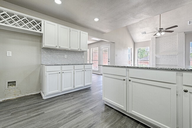 Building Photo - 2038 Biscayne Dr