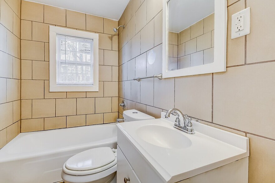 Building Photo - 1628 1st St NE