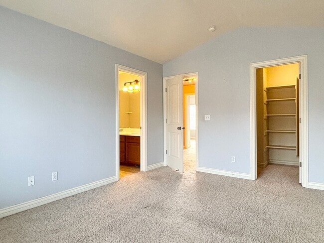 Building Photo - Lovely Townhome at Cottages on Ninth!