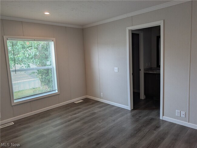 Building Photo - 230 Edgecliff Cir W
