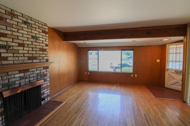 Building Photo - 4 Bedroom House with Large Backyard Near Cal Poly