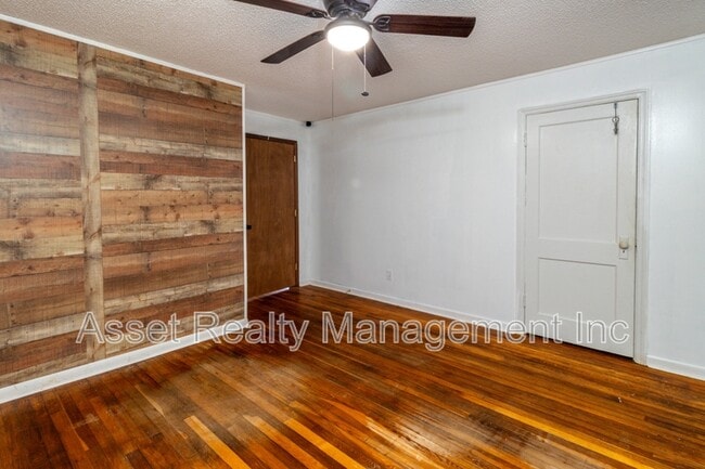 Building Photo - 817 Ridgeview Dr