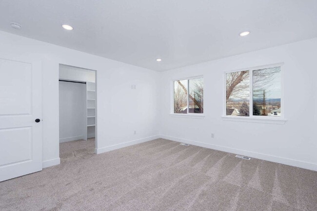 Building Photo - Spacious Vernal Home in Desirable Location