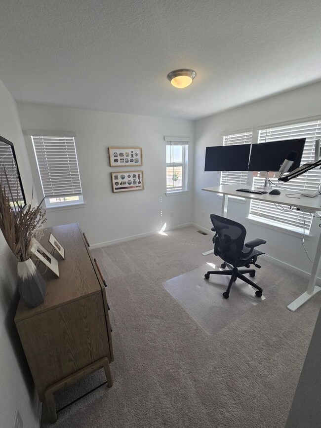 Building Photo - Spacious 4B/3B Available Early April!