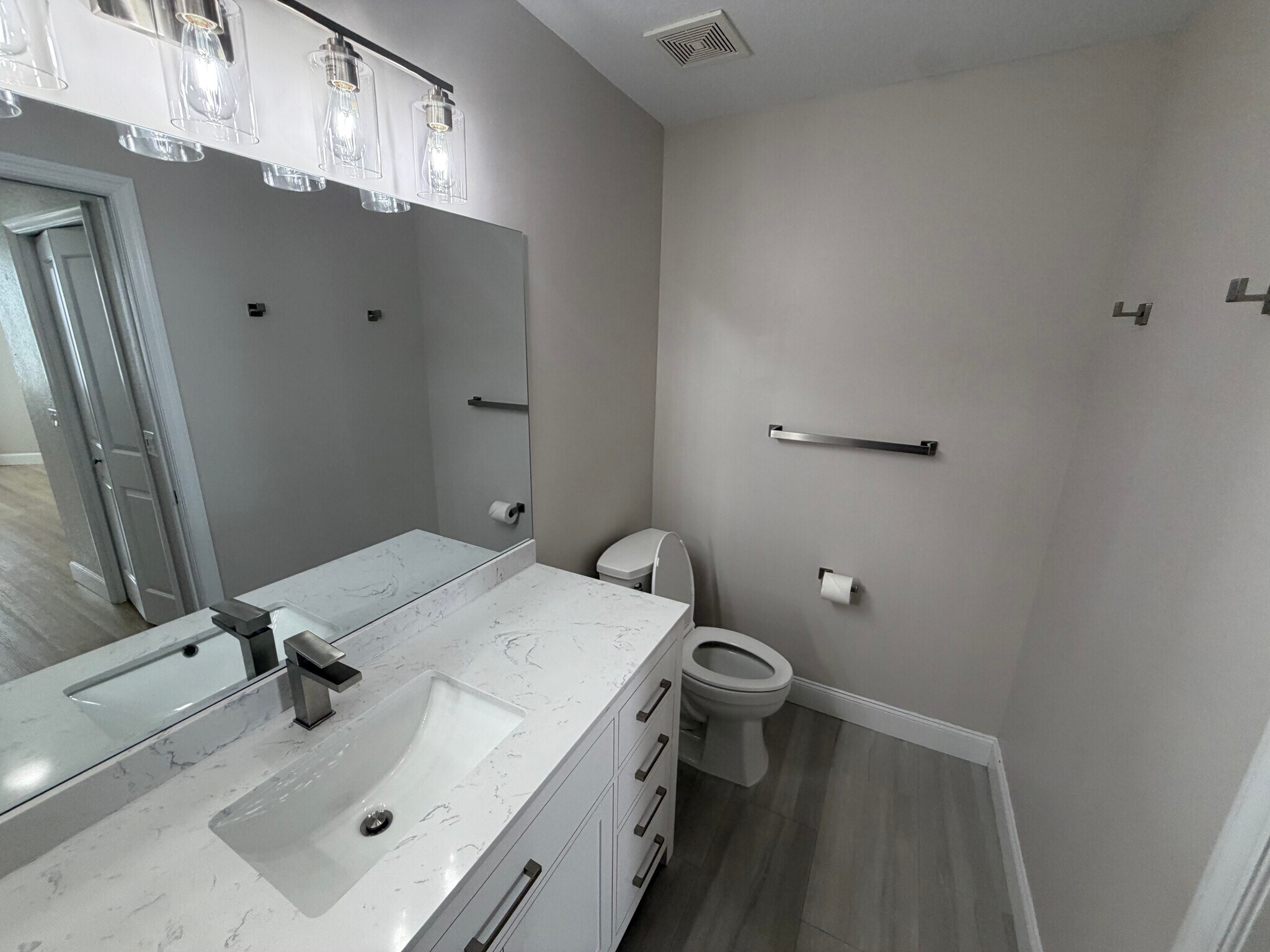 Building Photo - 8550 Kingbird Loop