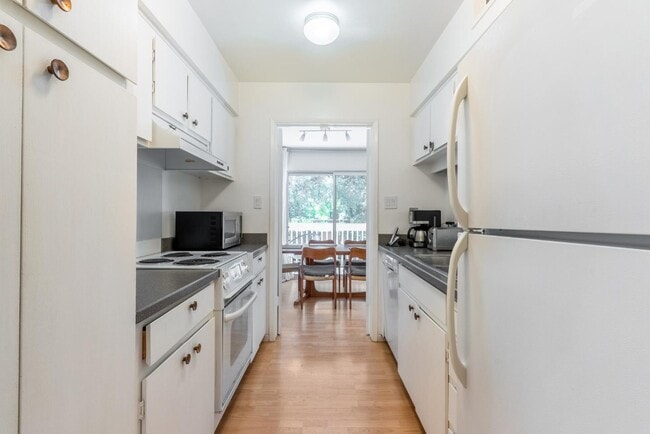 Building Photo - 675 Sharon Park Dr