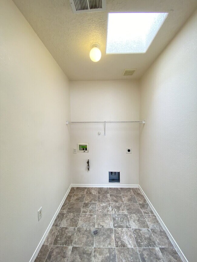 Building Photo - 2 STORY SW STYLE HOME W/LOFT