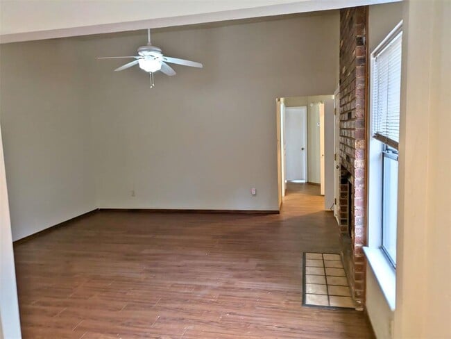 Building Photo - 910 NW Dearborn Ave