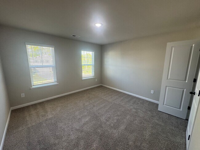 Building Photo - Move In Ready 4BR/2.5BA Home located in Stoneygreen Community