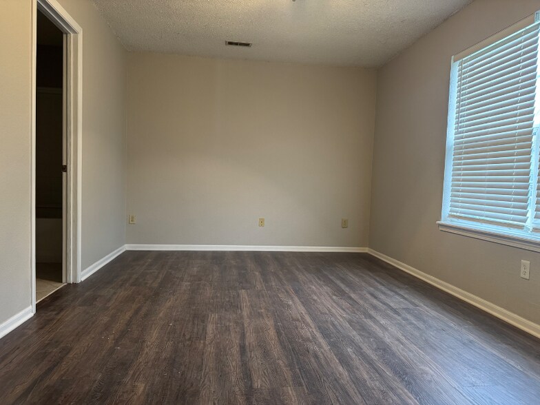 Building Photo - 18030 Sanibel Cir