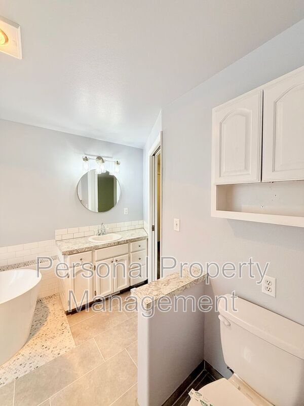 Building Photo - 10411 NE 66th St