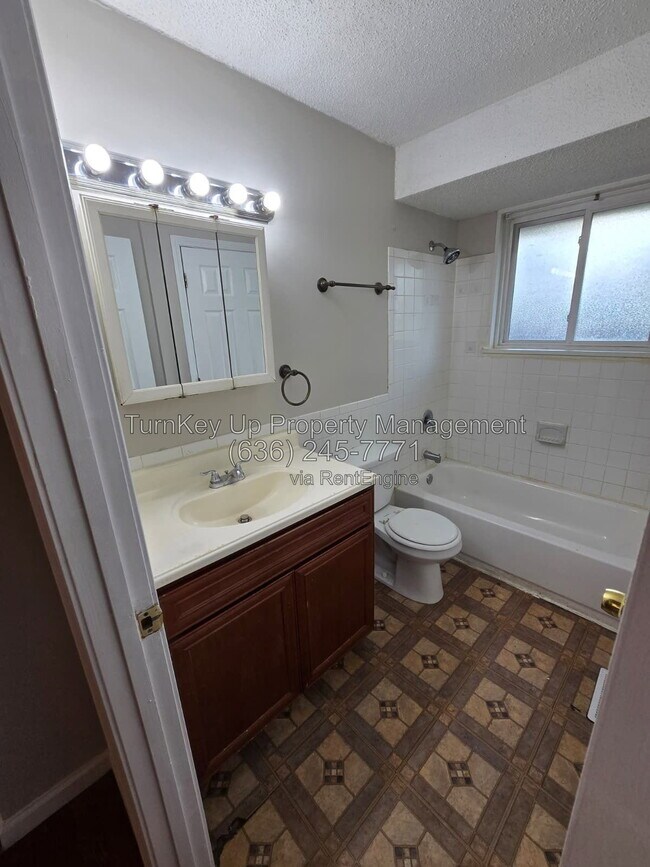 Building Photo - 2223 Lovett Dr