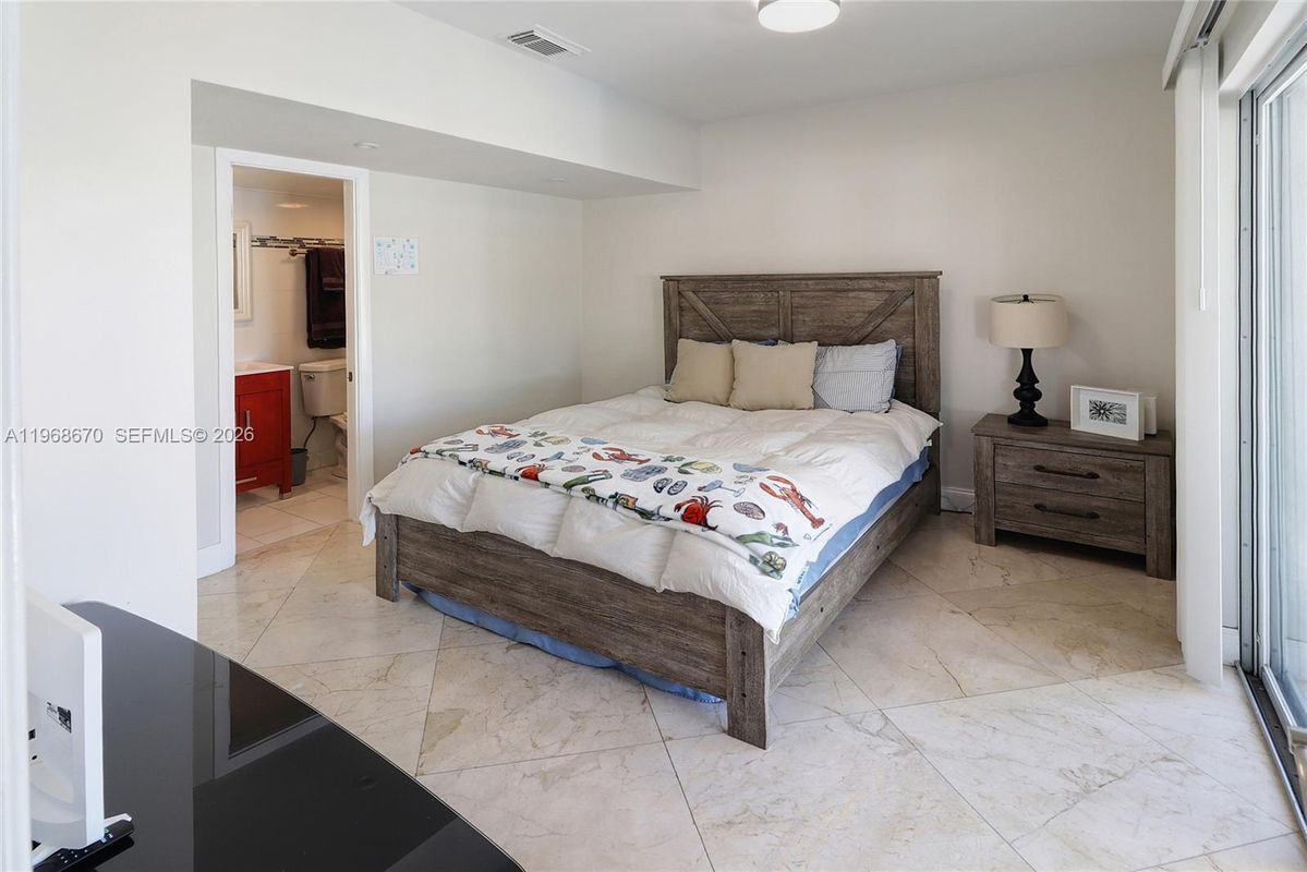 Building Photo - 2031 NE 14th Ct