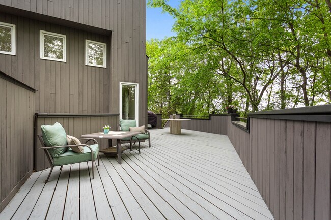 Building Photo - 2925 Minnehaha Curve