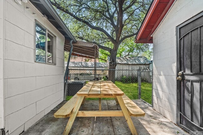 Building Photo - 327 E Whittier St