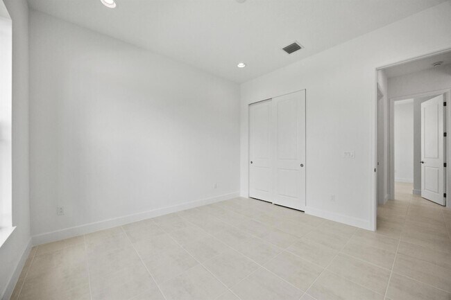 Building Photo - 15144 Wildwood Cir