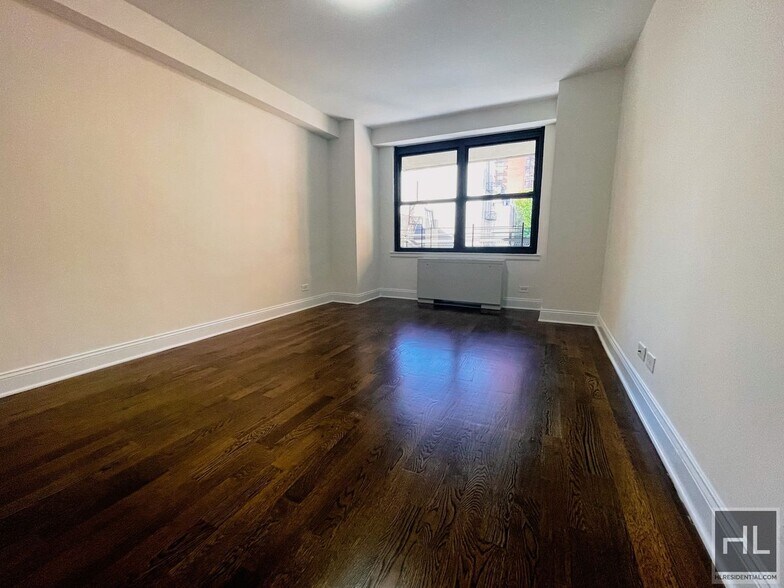 Building Photo - E 82 St